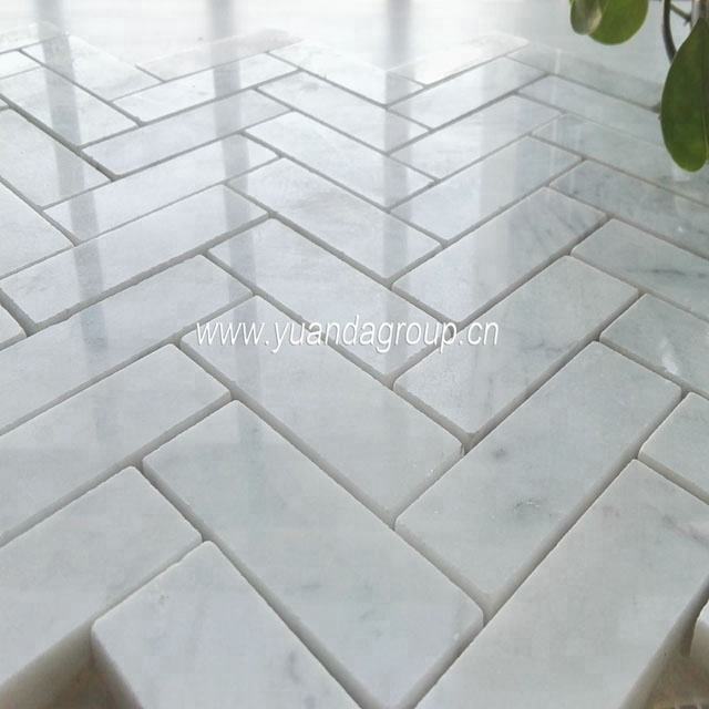 Бюджетная мозаика из белого мрамора Carrara для ванной