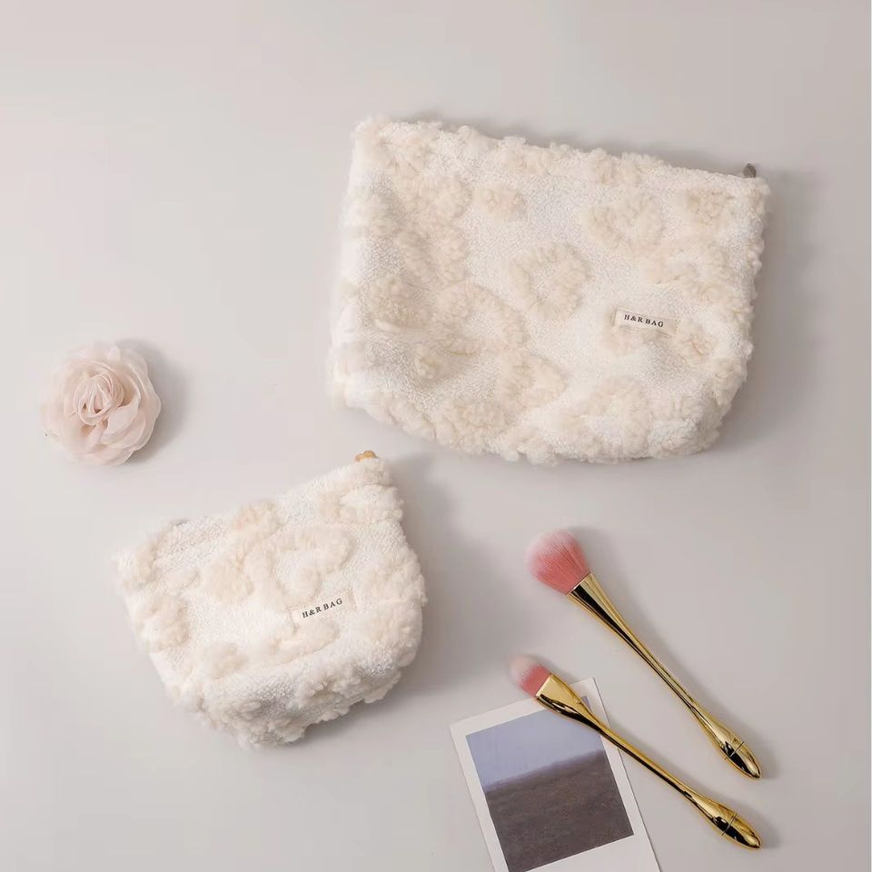 Белая плюшевая косметичка (Large White Plush Bag)