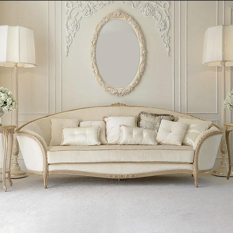 Резной диван из массива «Nordic Neo-Classical»