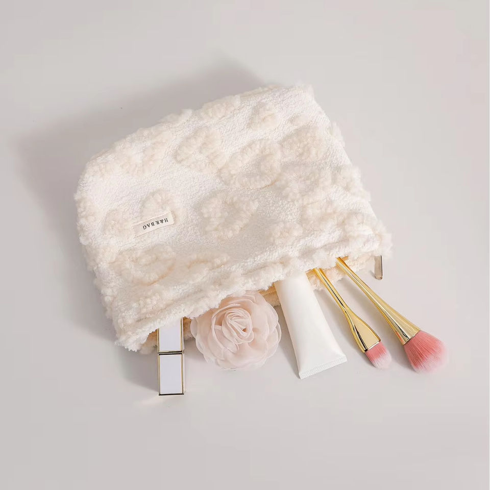 Белая плюшевая косметичка (Large White Plush Bag)