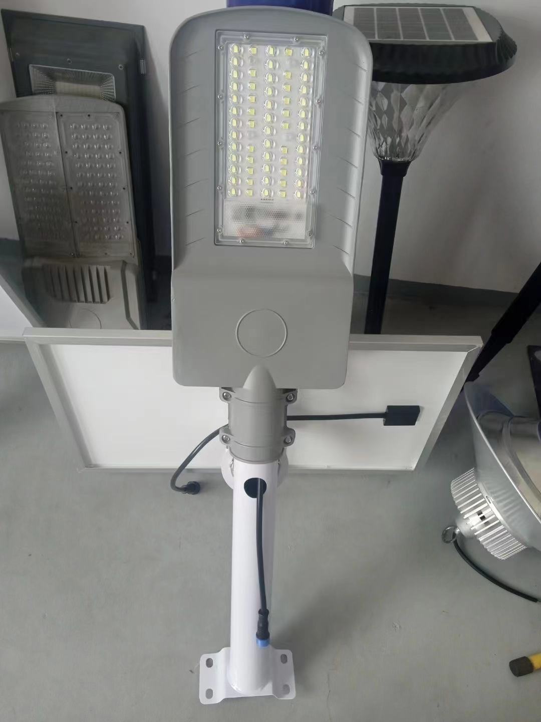 Factory Direct Sale 60/80W IP65 LED Solar Street Lights CE Certified Aluminum Alloy Remote Control Waterproof Wiring Free for