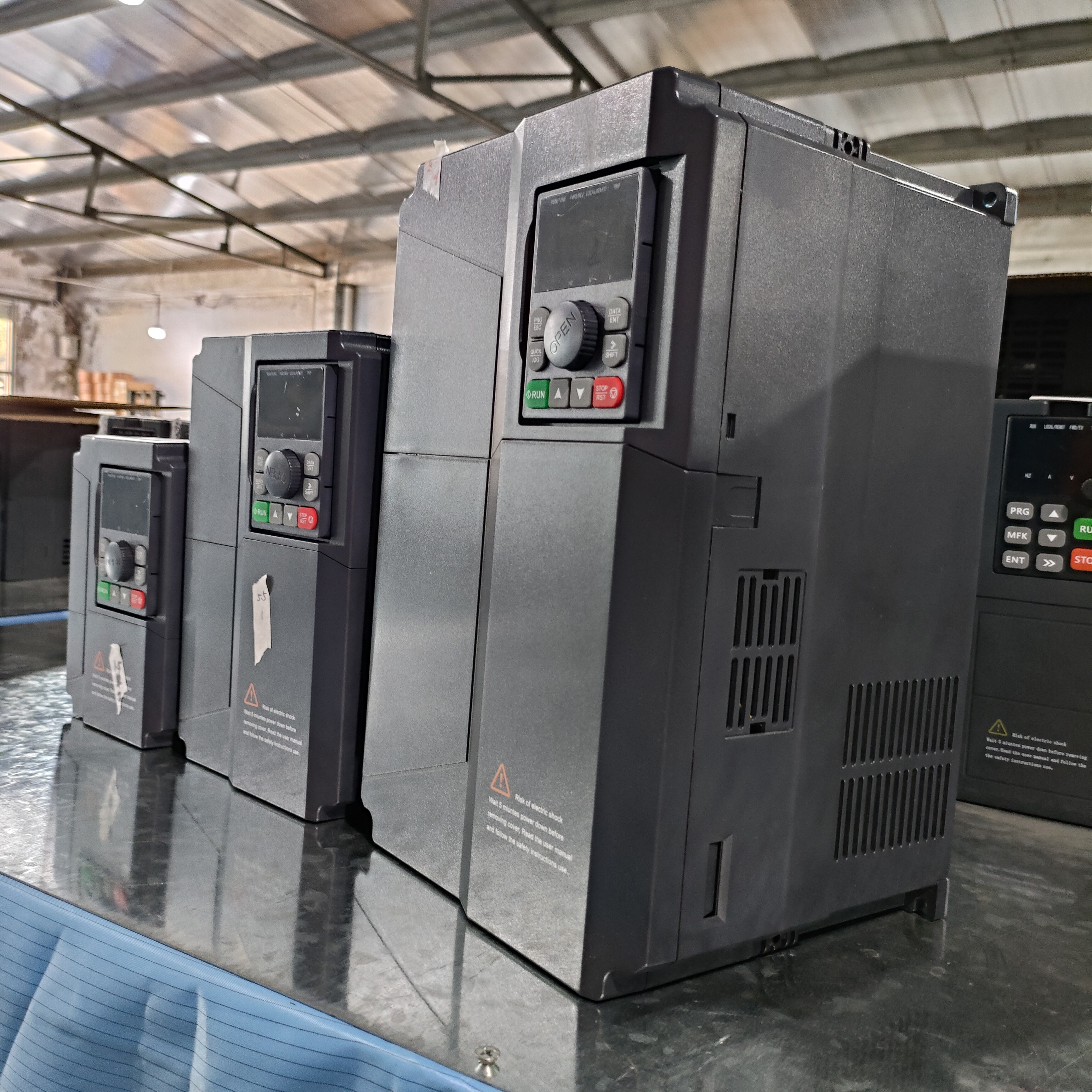 Low Price Solar Inverter MPPT AC Drive VFD 0.75-5KW 3Phase 220V Frequency Inverter for Compressor and Motor Control Hot-selling