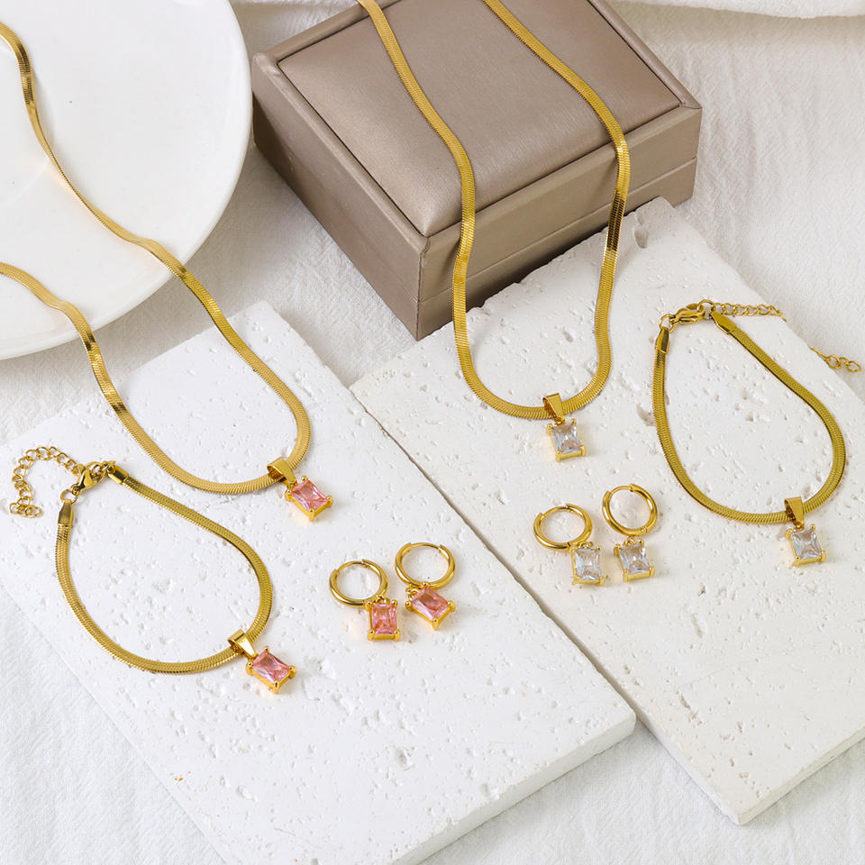 Модное стальное украшение с напылением 18K золота