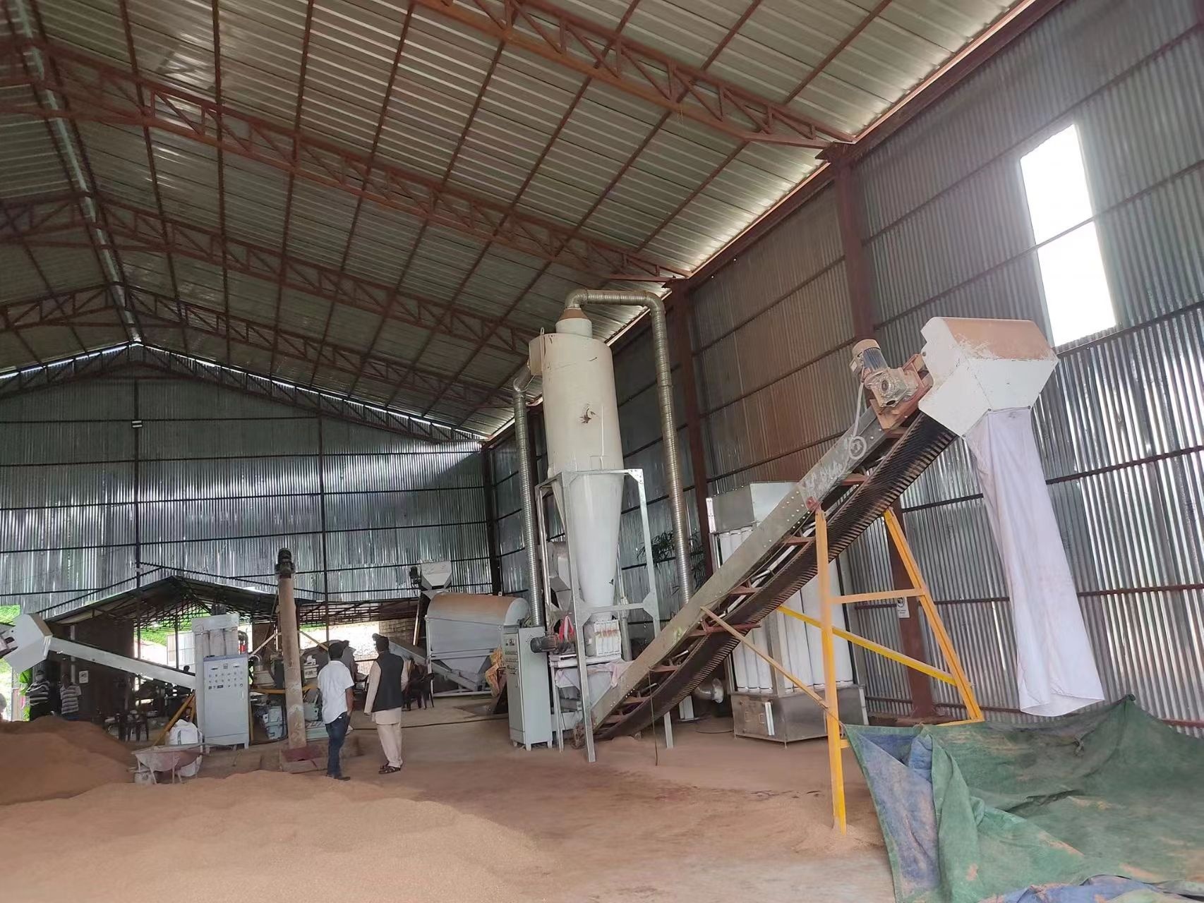 New Vertical Ring Die Wood Pellet Extruding Granulator Pelletizer YGKJ560E Latest Design Hot Sale Wood Pellet Mill