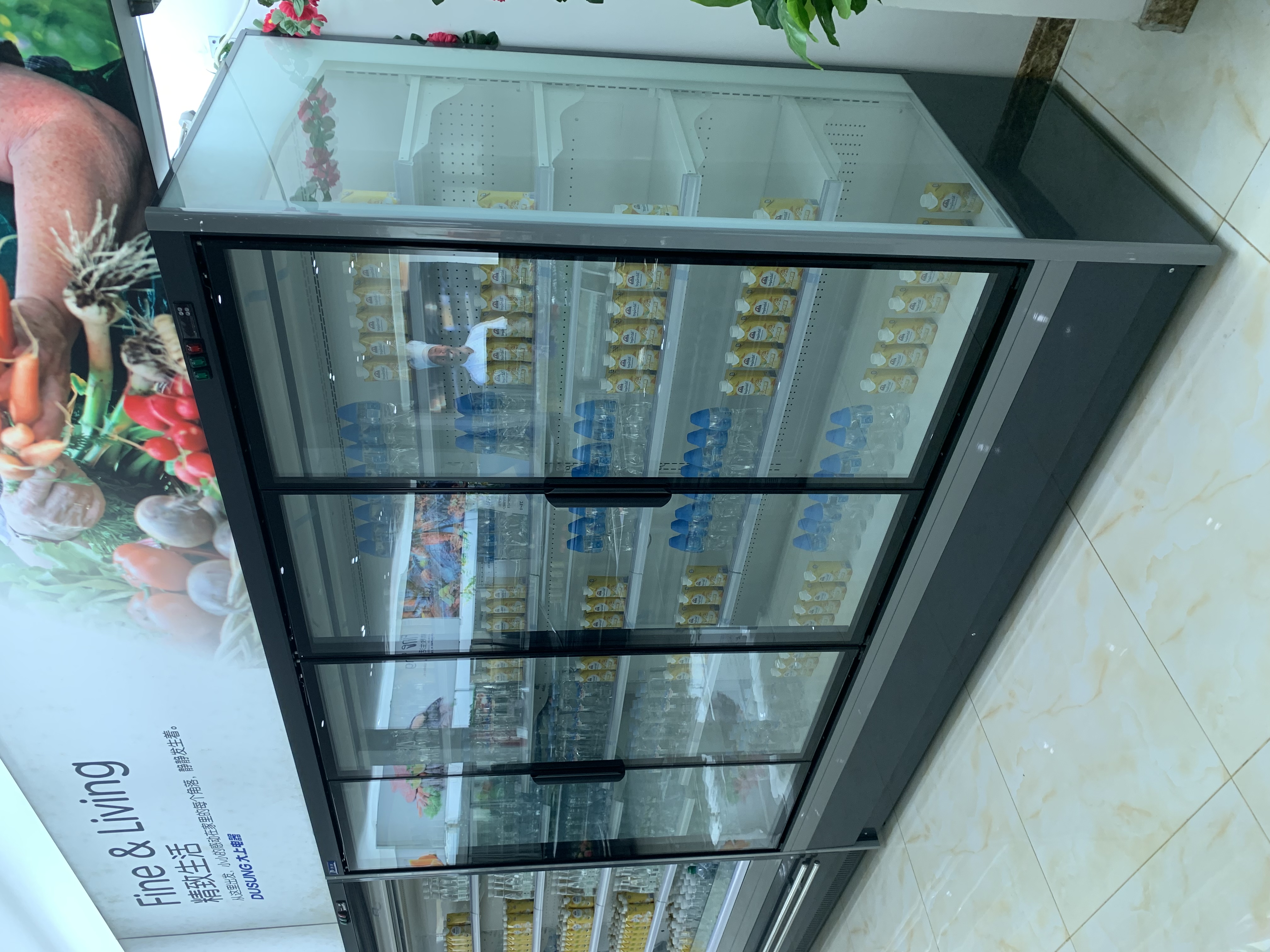 Hot Selling Commercial Beverage Refrigeration Equipment Ice Cream Deep Display Fridge Freezer Equipment With Glass Door