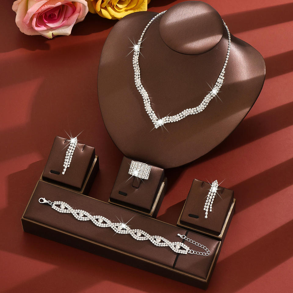 Комплект украшений (Earrings, Ring, Bracelet)