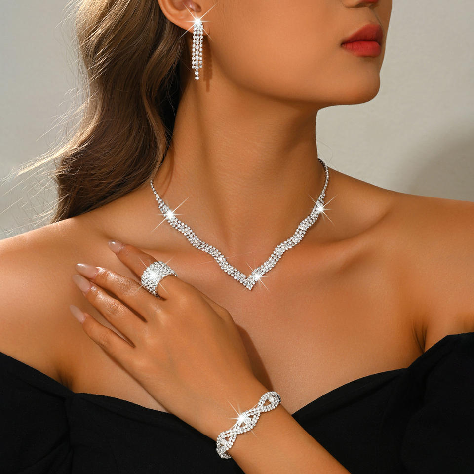 Комплект украшений (Earrings, Ring, Bracelet)