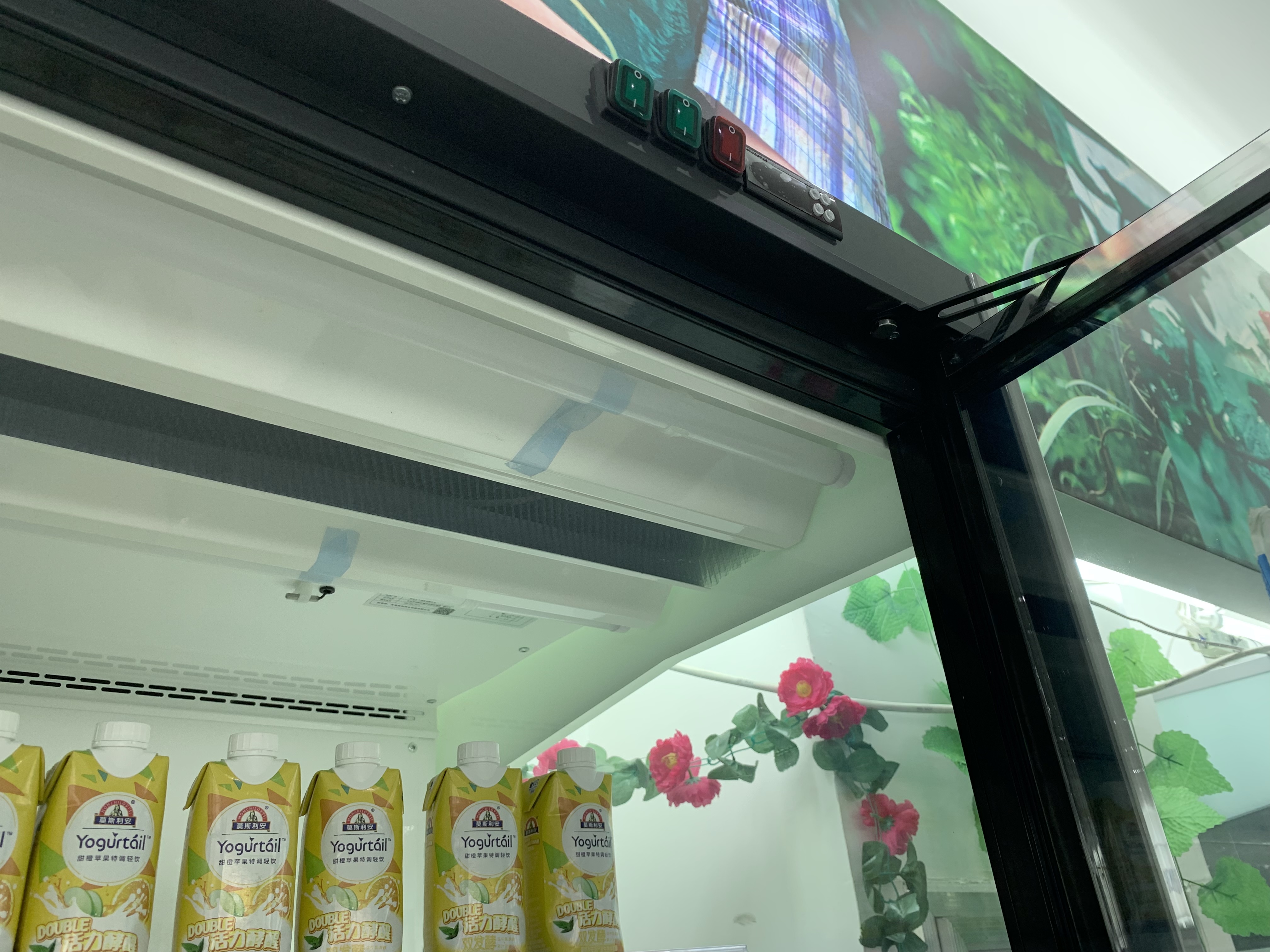 Hot Selling Commercial Beverage Refrigeration Equipment Ice Cream Deep Display Fridge Freezer Equipment With Glass Door