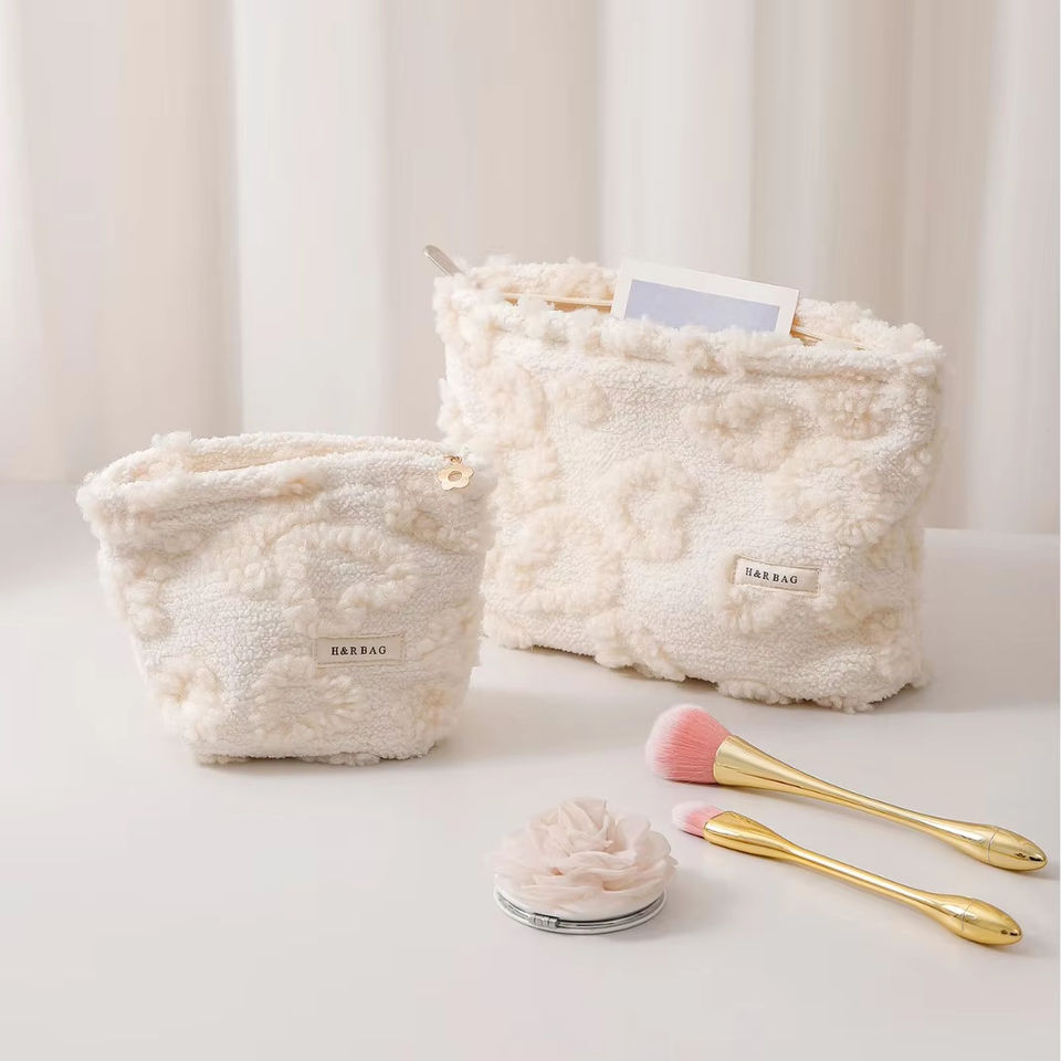 Белая плюшевая косметичка (Large White Plush Bag)