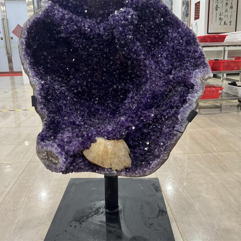 Жеода аметиста (Amethyst Geode)