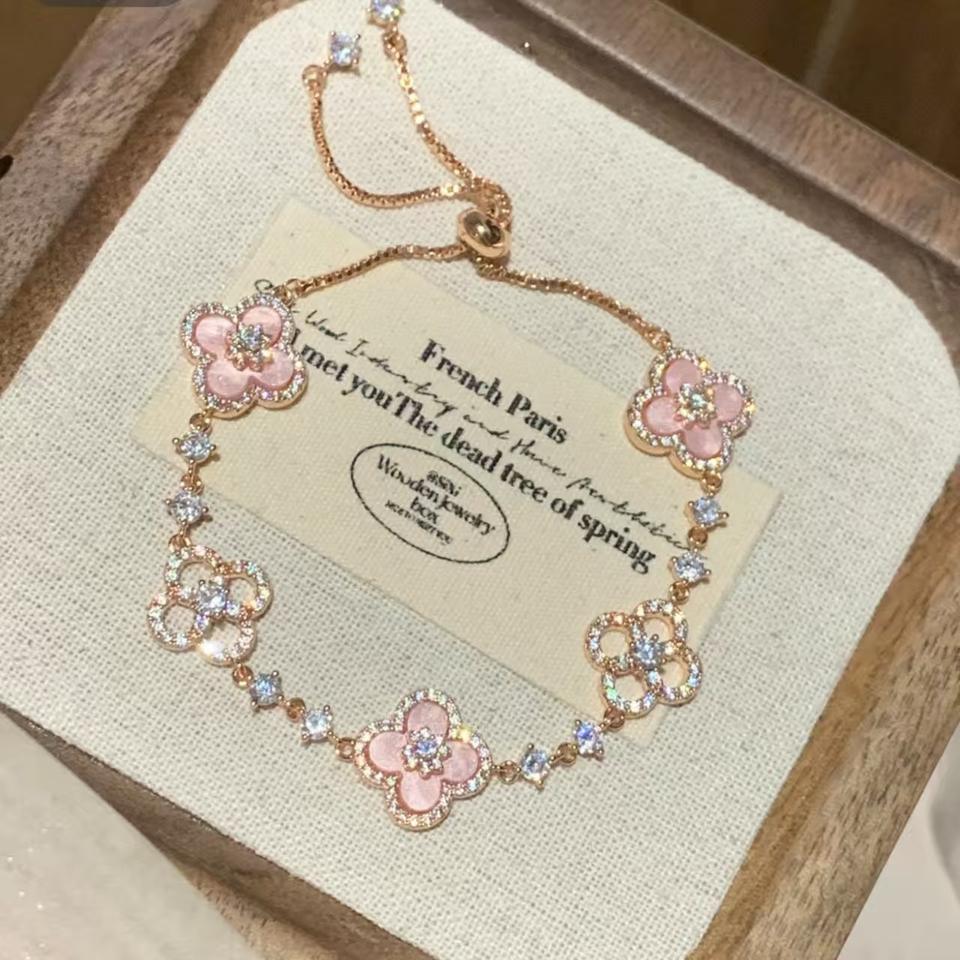 Блестящий браслет с розовым камнем
