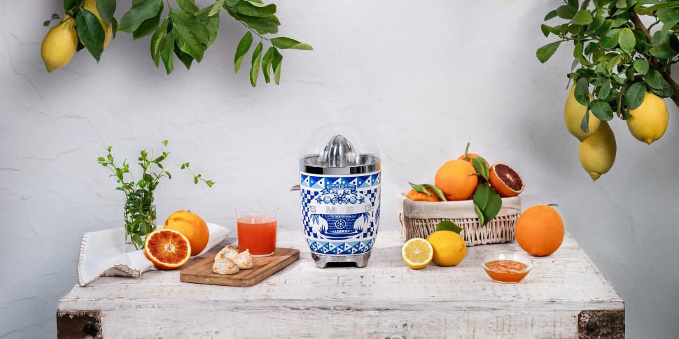 Цитрус жемістеріне арналған шырын сыққыш Smeg CJF01DGBEU