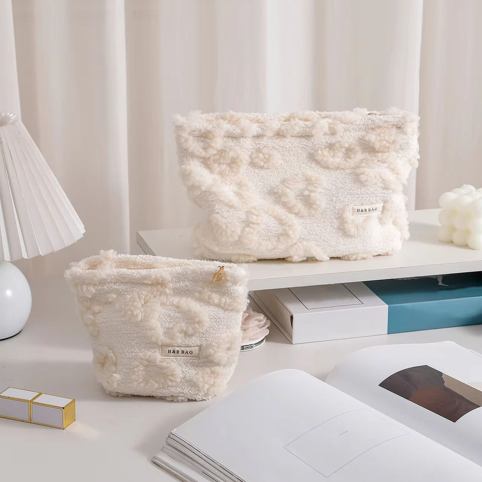 Белая плюшевая косметичка (Large White Plush Bag)